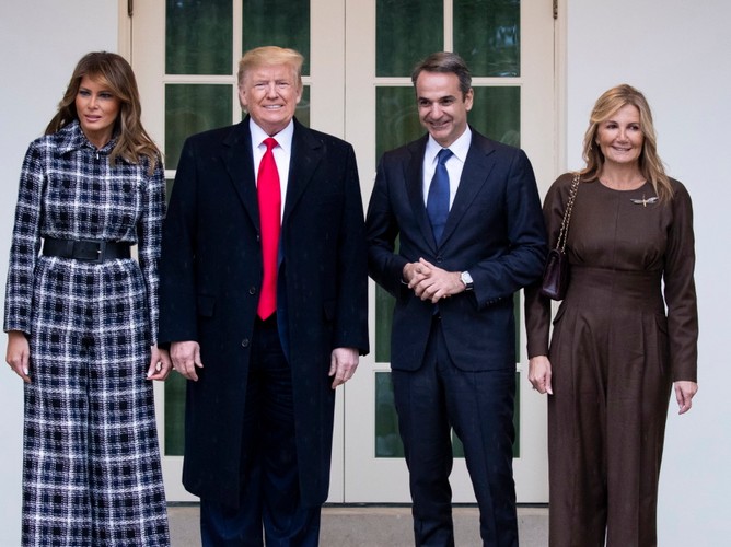 Melania i Donald Trumpowie oraz Kyriakos Mitsotakis i Mareva Grabowski;