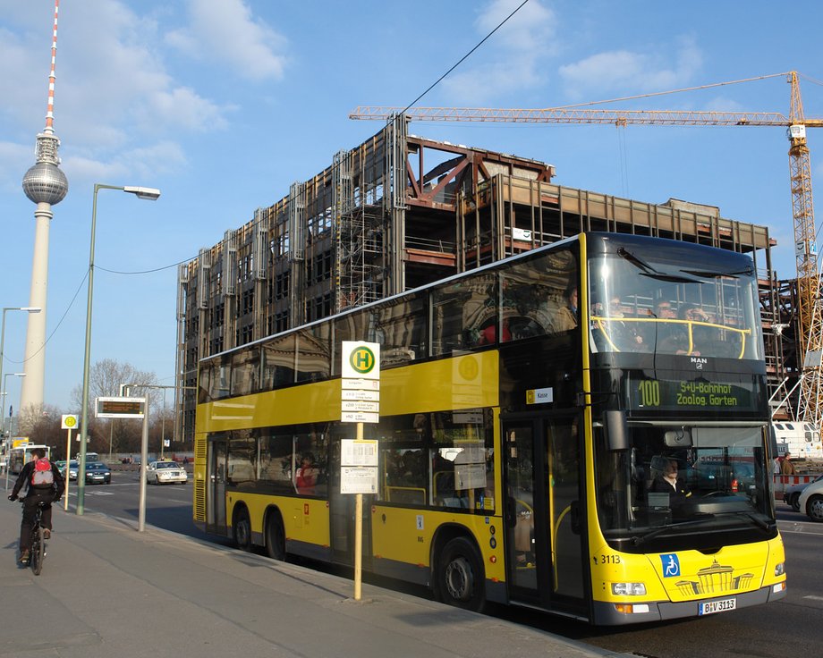 Autobus linii 100 na przystanku niedaleko Alexanderplatz