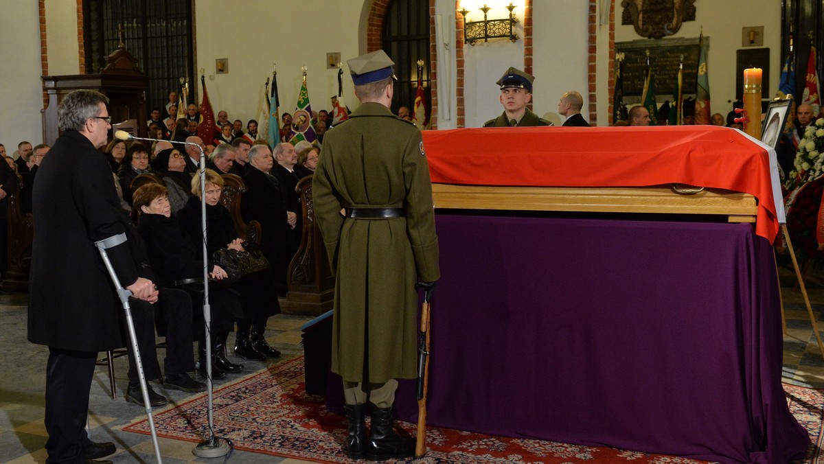 W warszawskiej Bazylice Archikatedralnej św. Jana Chrzciciela odbyła się dziś msza żałobna w intencji Zbigniewa Romaszewskiego, który zmarł w ubiegłym tygodniu w wieku 74 lat. - Żegnamy jednego z bohaterów polskiej drogi ku wolności - mówił prezydent Bronisław Komorowski. - Żegnamy cię Zbyszku z bólem, żegnamy cię jako wielkiego Polaka. Dobrze przysłużyłeś się Polsce, dobrze przysłużyłeś się nam wszystkim - wtórował prezydentowi Jarosław Kaczyński.