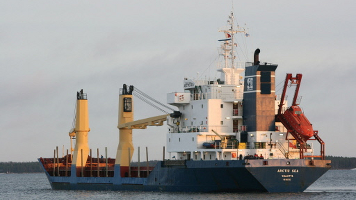 Kapitan "Arctic Sea" w rozmowie telefonicznej ze szwedzkimi władzami 31 lipca, powiedział, że grupa zamaskowanych ludzi szukała na pokładzie statku kokainy - informuje rosyjski dziennik "Izviestia"