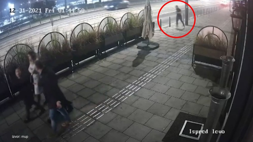 1:44h: Matej istrčava na ulicu kako bi zaobišao grupu ljudi koja se kreće ispred njega