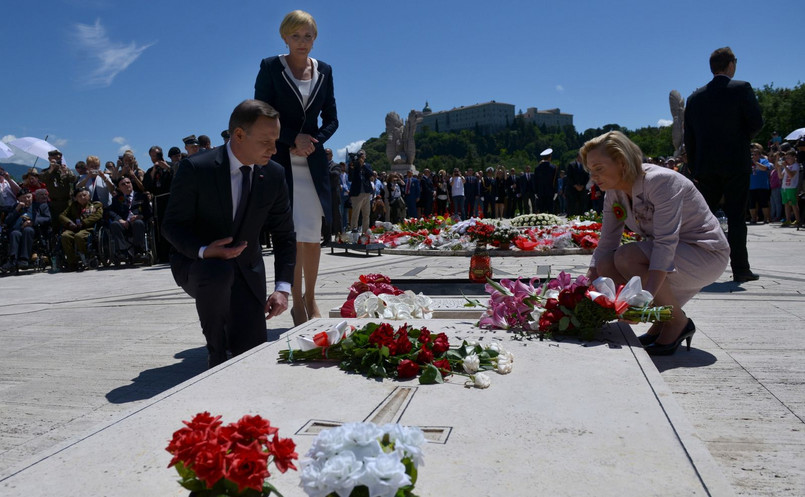 Prezydent Andrzej Duda (L) z żoną Agatą (C) i pełnomocnik rządu ds. dialogu międzynarodowego, senator PiS Anna Maria Anders (P) składają kwiaty podczas uroczystości upamiętniających 72. rocznicę zakończenia bitwy o Monte Cassino na polskim Cmentarzu Wojennym na Monte Cassino