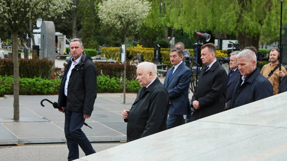 Jarosław Kaczyński z ochroną podczas rocznicy katastrofy smoleńskiej 10 kwietnia 2024 r.