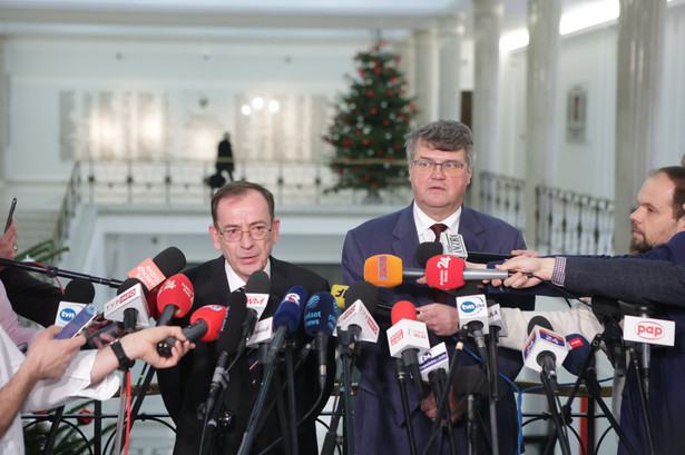Jak wynika z nieoficjalnych informacji prezydium Sejmu podjęło decyzję o przesunięciu posiedzenia Sejmu, które miało się zacząć jutro. Chodzi o sprawę Mariusza Kamińskiego i Macieja Wąsika.