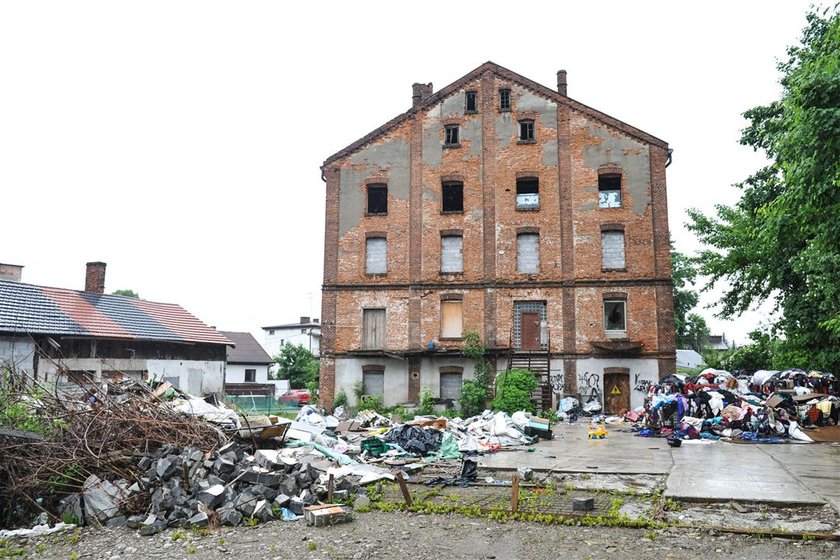 Cuchnące szmaty na os. Kilińskiego w Nowym Sączu