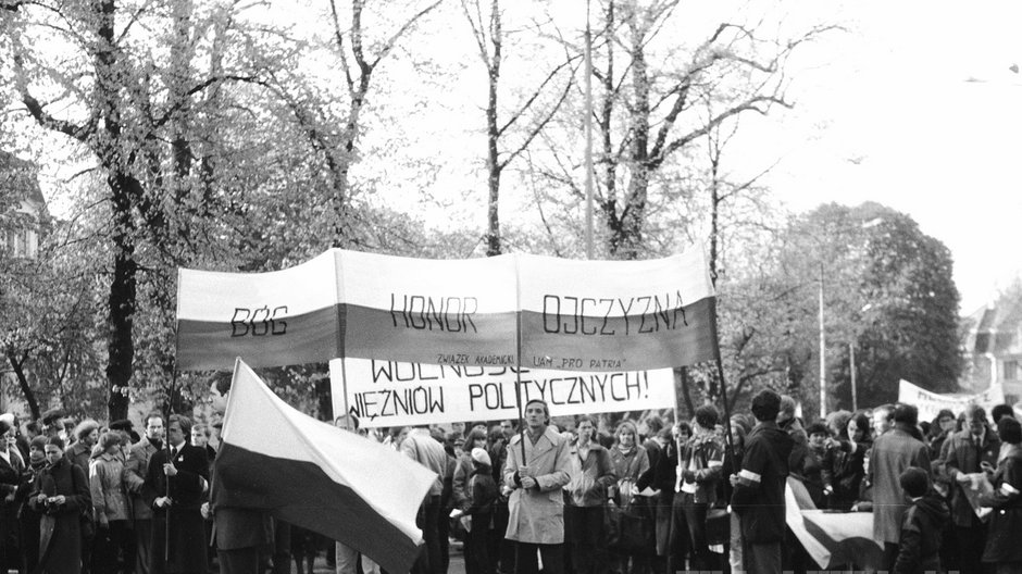 Manifestacja studencka w rocznicę Konstytucji 3 Maja przed kościołem Dominikanów fot. CYRYL