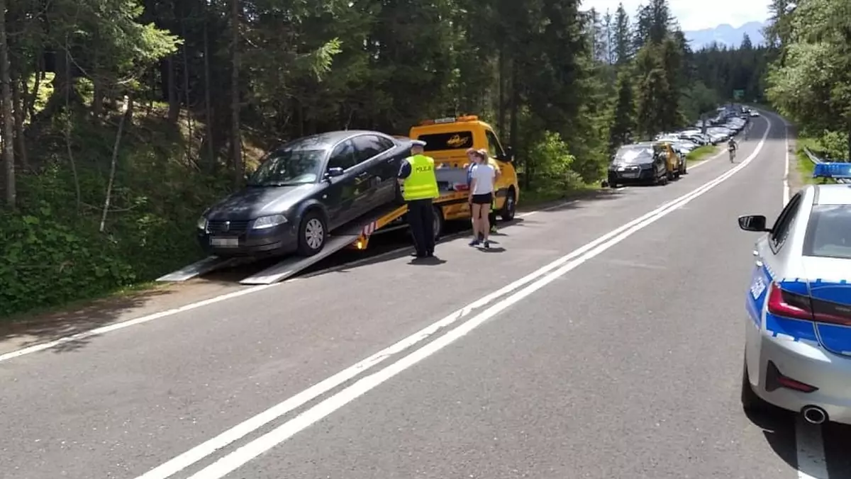 Najazd turystów na Tatry i wielkie odholowywanie ich aut