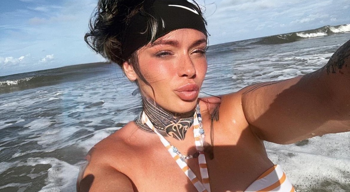 Zatknutie a následná sláva  pomohli Abbie vrátiť jej život do správnych koľají.