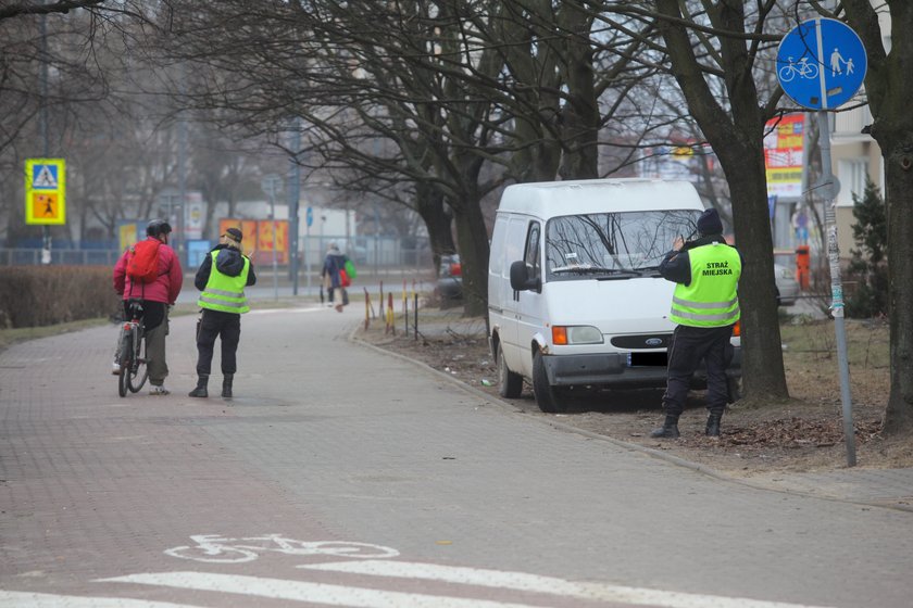 Samochód, który stał na trawniku do czasu naszej interwencji 