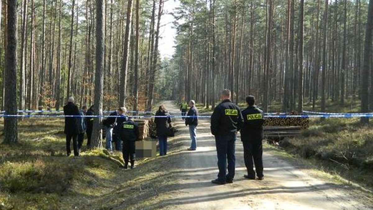 W poniedziałek informowaliśmy o makabrycznym znalezisku w Strzebielinie Morskim w województwie pomorskim. Mężczyzna uprawiający jogging zauważył w przydrożnym rowie między Strzebielinem a Paraszynem (powiat wejherowski) płonące ciało człowieka i natychmiast zawiadomił policję. Prokuratura nie wykluczała udziału w zdarzeniu osób trzecich, ale także brała pod uwagę samospalenie 45-latka. Dziś wiadomo już, że było to zabójstwo.