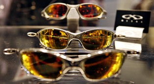 Luxottica kontra Essilor. Trwa walka o władzę nad luksusowym gigantem