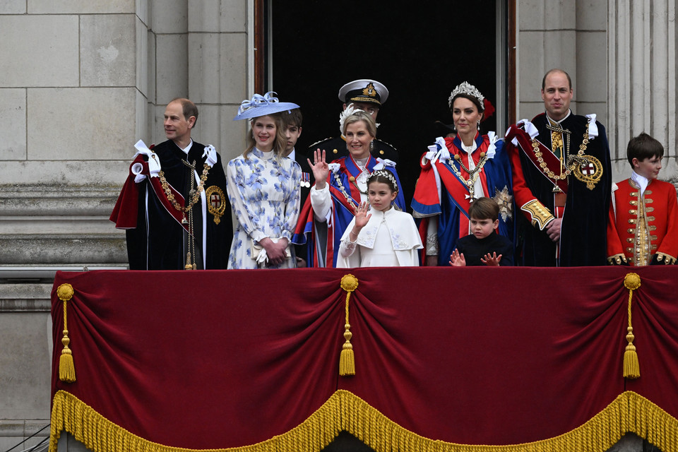 Koronacyjne pozdrowienia na balkonie pałacu Buckingham