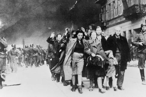 Deportacja ostatnich mieszkańców z płonącego getta, Warszawa, kwiecień 1943 r.