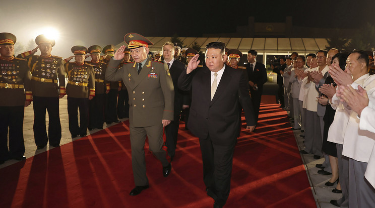 Kim Dzsongun észak-koreai vezető szerdán Szergej Sojgu orosz védelmi miniszterrel találkozott / Fotó: MTI/AP/KCNA/KS