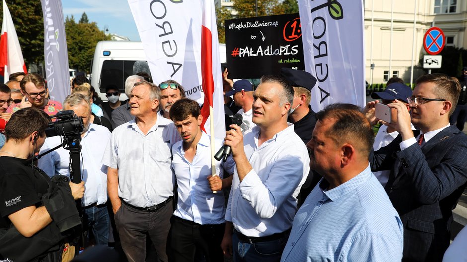 Protest rolników przeciwko "Piątce dla zwierząt" przed siedzibą PiS