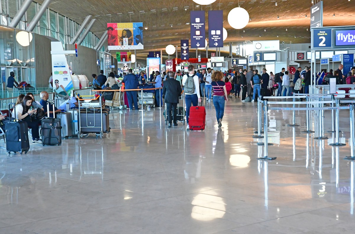 Chaos we Francji. Niemal tysiąc lotów odwołanych