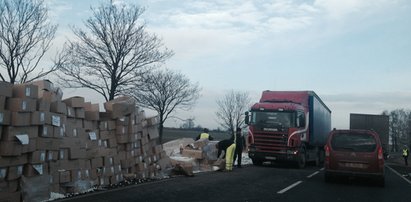 TIR z nakrętkami wpadł do rowu