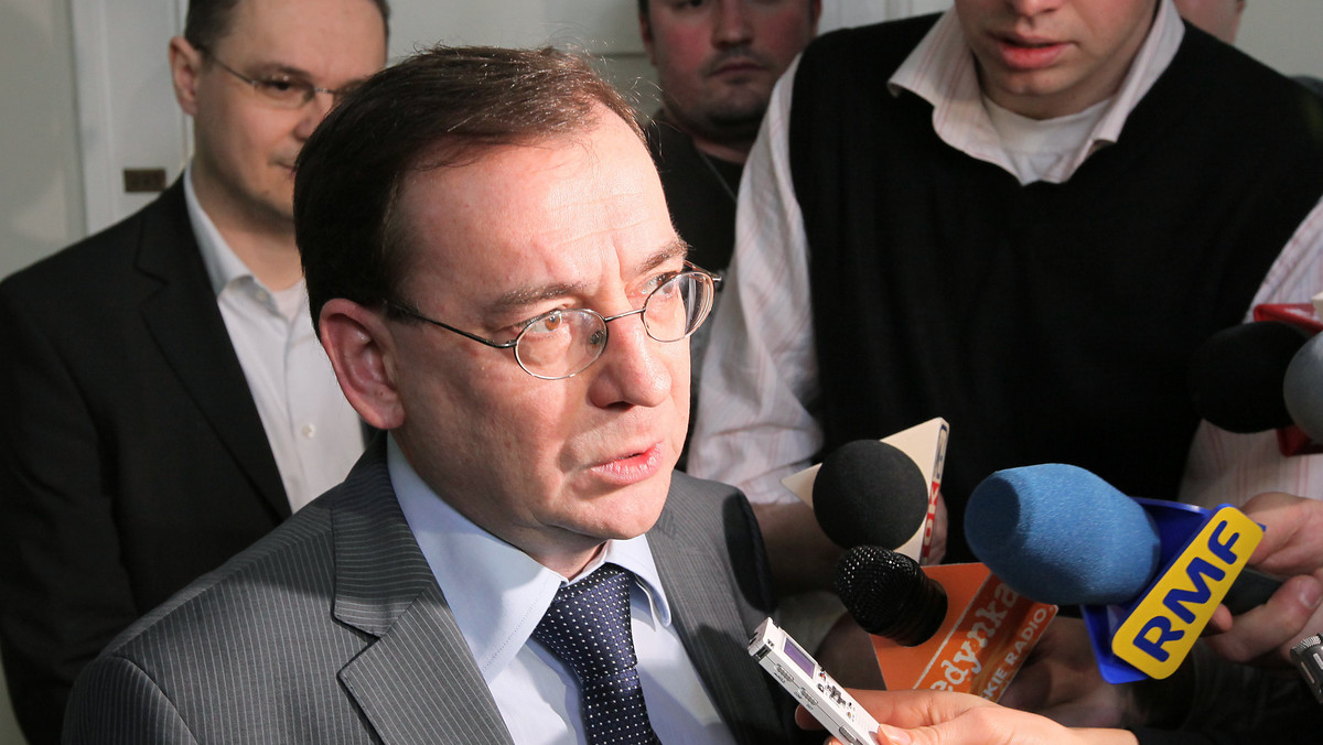 Szef CBA Paweł Wojtunik podjął decyzję o zwolnieniu ze służby zawieszonego byłego szefa Biura Mariusza Kamińskiego - poinformował rzecznik CBA Jacek Dobrzyński.