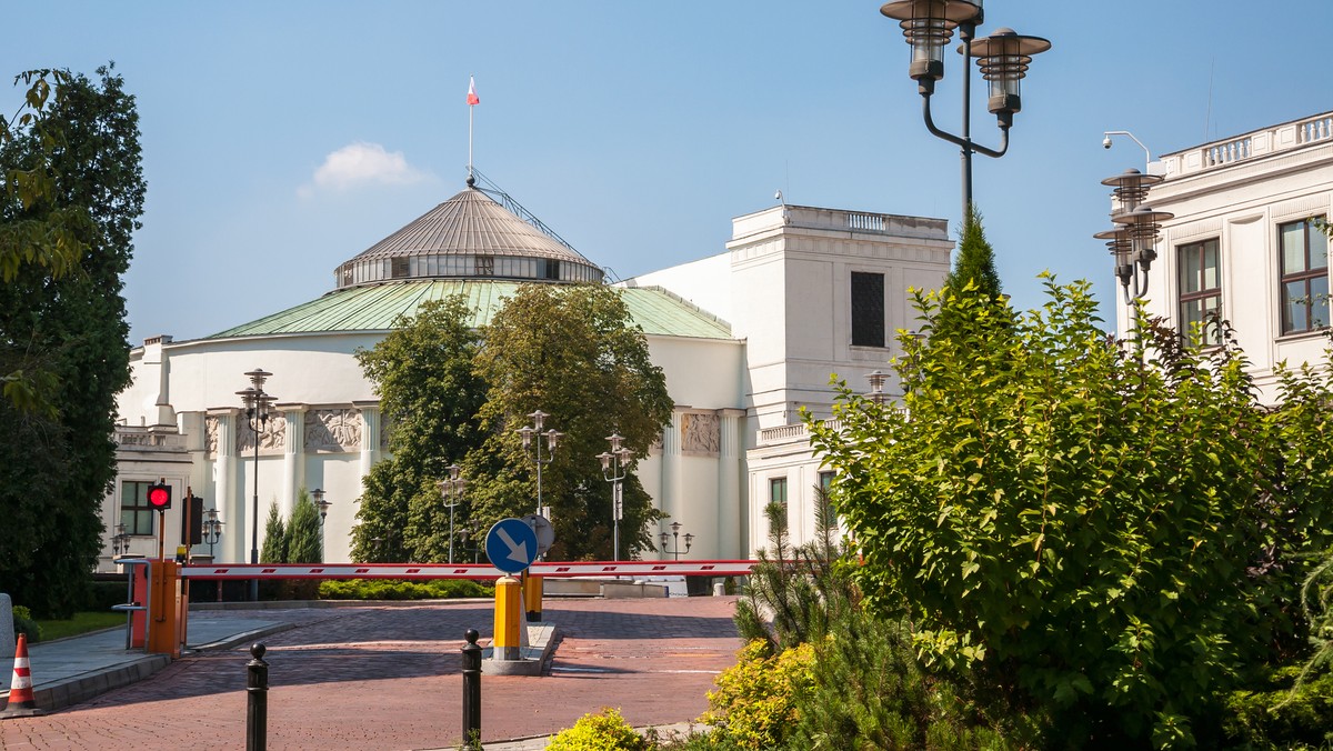 Przepisy pozwalające na obniżenie uposażenia posła, gdy jego zachowanie narusza powagę Sejmu też poza salą posiedzeń, planuje wprowadzić w życie PiS. W uzasadnieniu podkreślono, że projekt zmiany regulaminu Sejmu jest ściśle powiązany z projektem nowelizacji ustawy o wykonywaniu mandatu posła i senatora.