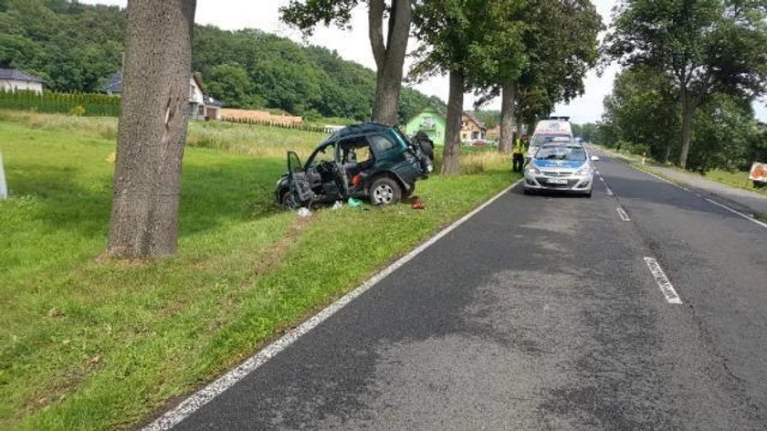 Policjant zginął w wypadku. Z auta została miazga