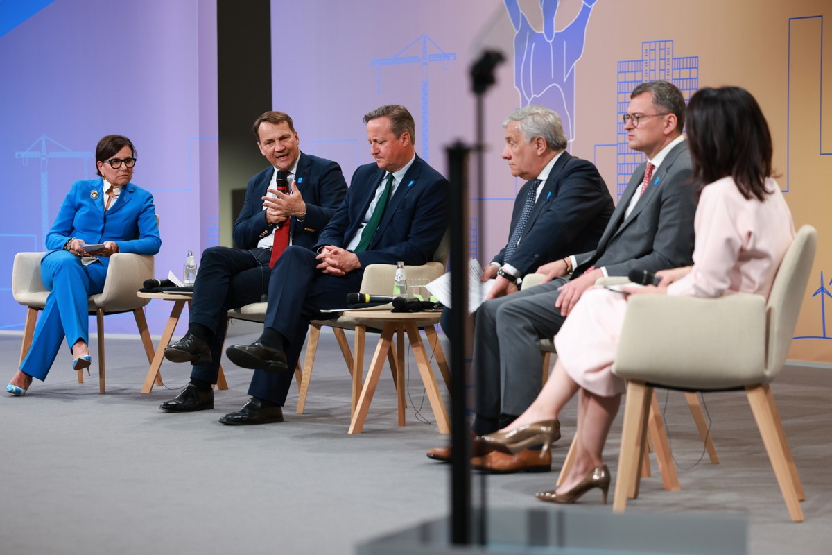 Minister spraw zagranicznych Polski Radosław Sikorski, minister spraw zagranicznych Wielkiej Brytanii David Cameron, minister spraw zagranicznych Włoch Antonio Tajania, minister spraw zagranicznych Ukrainy Dmytro Kułeba w Berlinie