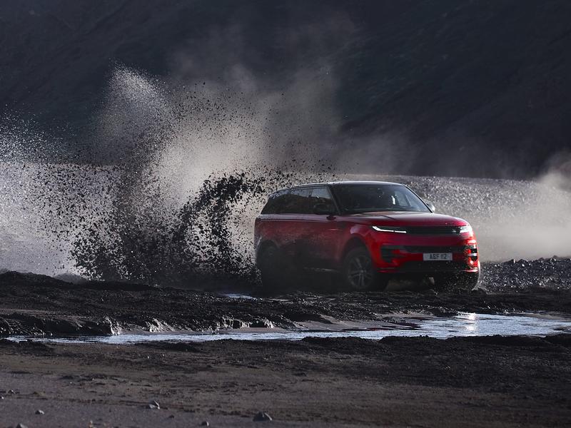 Range Rover Sport nie jest typem, który bałby się burzy. To odważna maszyna, gotowa stawić czoła ekstremalnej pogodzie, by bezpiecznie dojechać do celu.