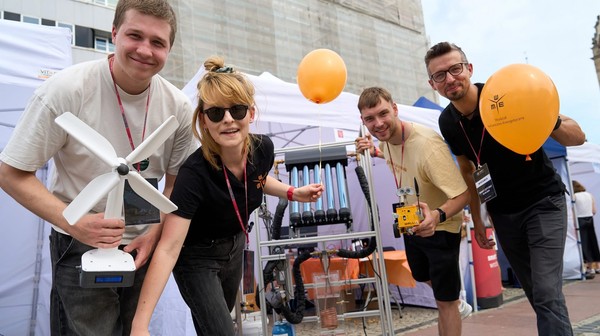 Dzięki współpracy z Politechniką Wrocławską uczniowie zobaczą m.in. działające mini-turbiny wiatrowe i wodne, panele fotowoltaiczne oraz aparaturę pomiarową.