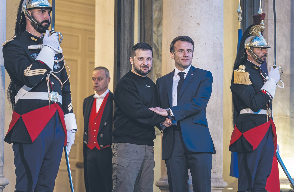 Emmanuel Macron przekonuje, że 20 mld unijnych pieniędzy powinno zostać przeznaczonych nie na broń dla Ukrainy, tylko na wsparcie europejskiego przemysłu zbrojeniowego