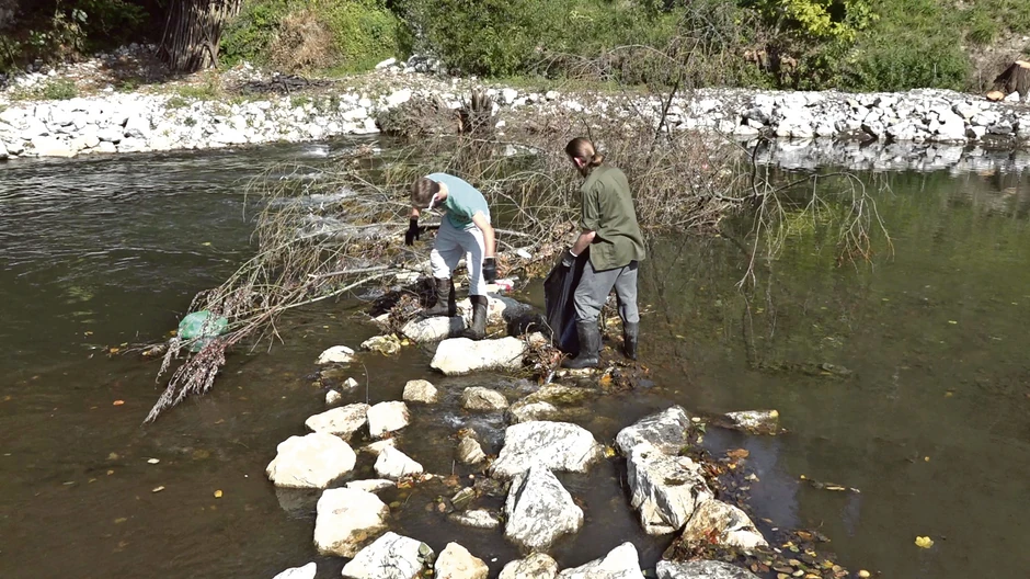 Nesavesni građani bacaju i granje u reku, na kojima se smeće zadržava