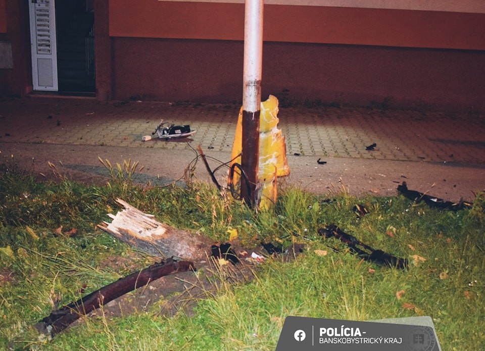 Pri nehode vozidlo po šmyku narazilo do stromu i pouličného osvetlenia.