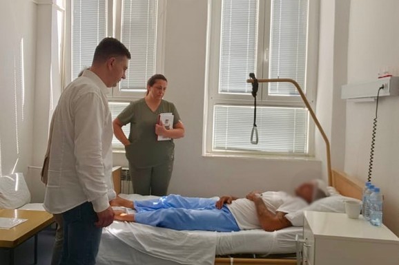 (FOTO) "Čim se oporave, kući se vraćaju avionom Vlade Srbije": Gradonačelnik Niša obišao povređene Nišlije u Crnoj Gori