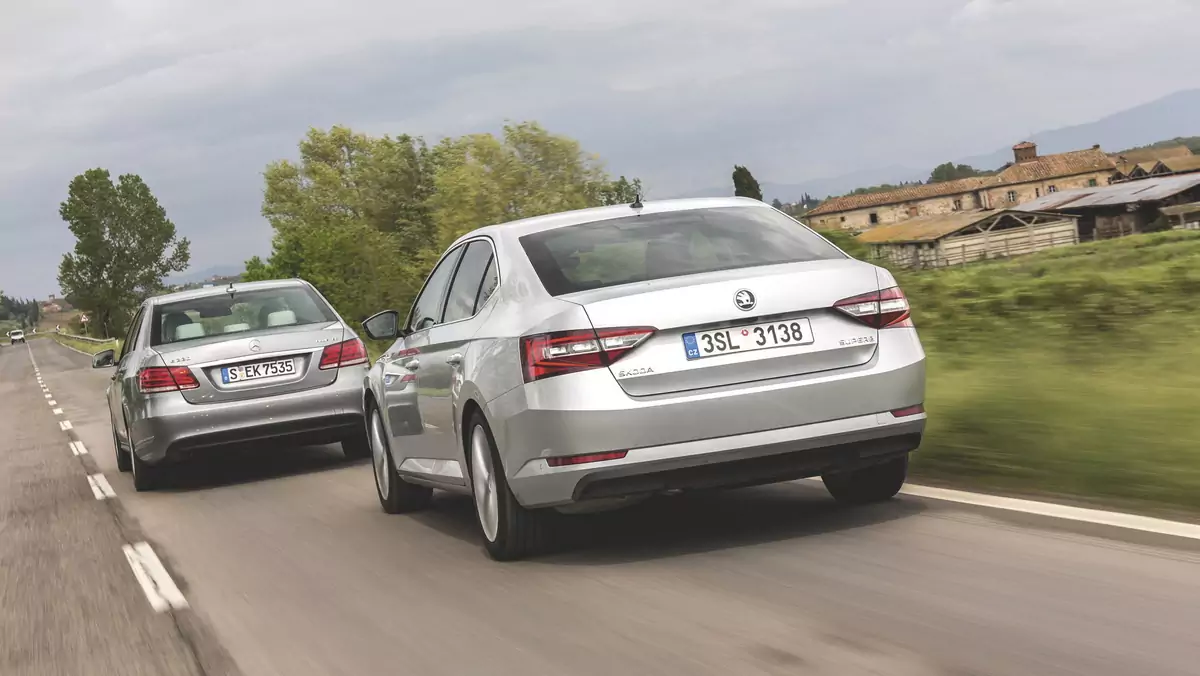 Mercedes klasy E kontra Skoda Superb