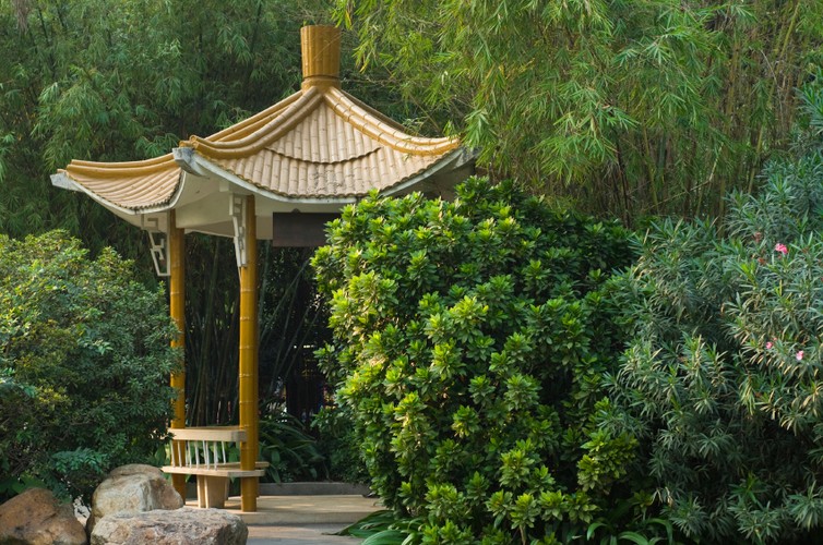 Park Yuexiu - gigantyczny zielony kompleks. Kto choć raz był w chińskim parku ten wie, że warto je odwiedzać. Można tu spotkać Chińczyków uprawiających wszelkie możliwe sporty i grających we wszystkie chyba gry, można tu też poczuć się jak w tropikalnym lesie. Jednak pod względem uroku park ten ustępuje miejsca zboczom Góry Baiyun. Atrakcją turystyczną parku jest wzgórze Yuexiu z zabytkową Wieżą Zhenhai z 1380 roku.