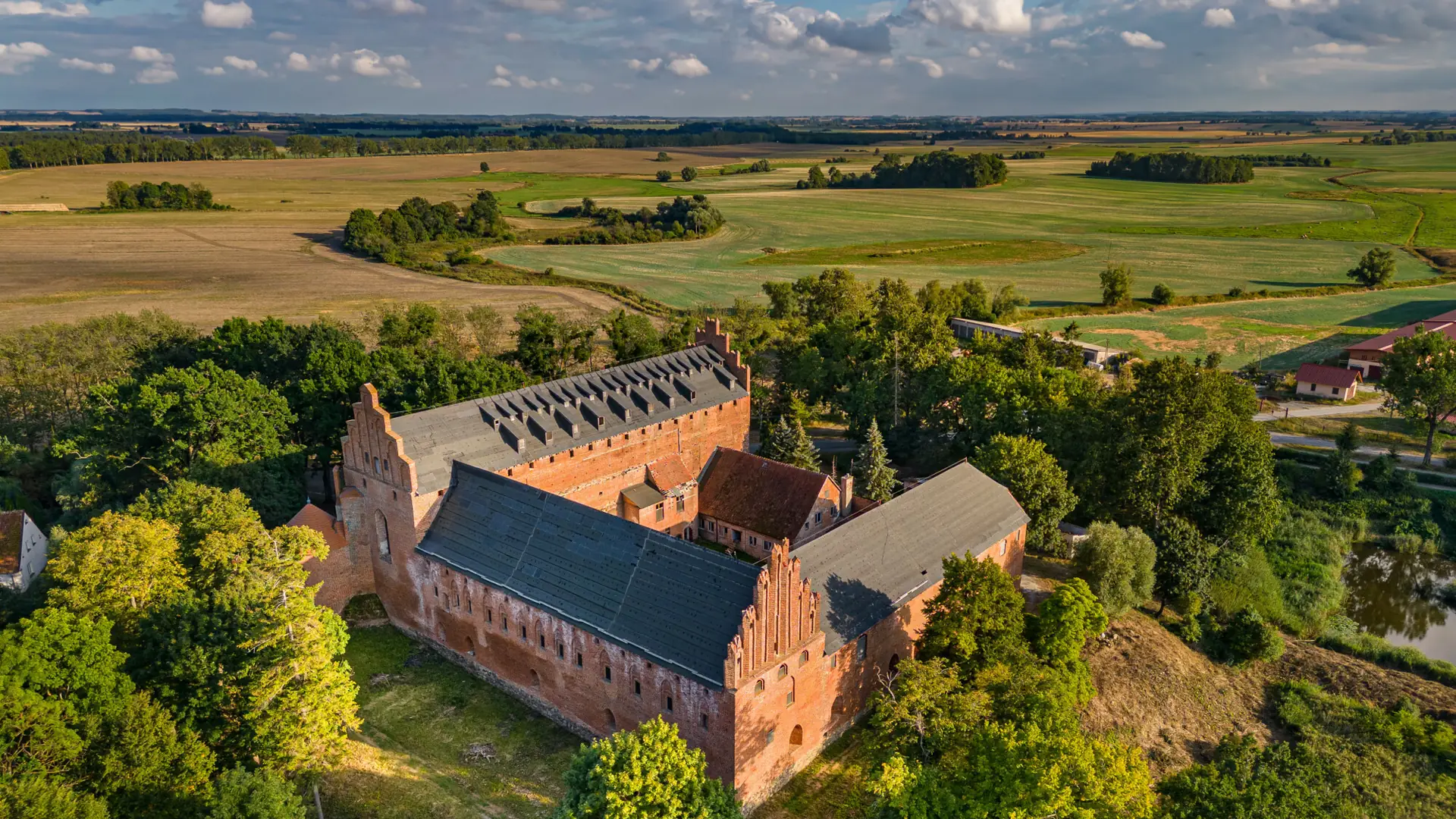 Zamek krzyżacki na Mazurach wystawiony na sprzedaż. W cenę wliczono jezioro