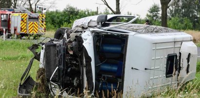 Bus zderzył się z samochodem osobowym