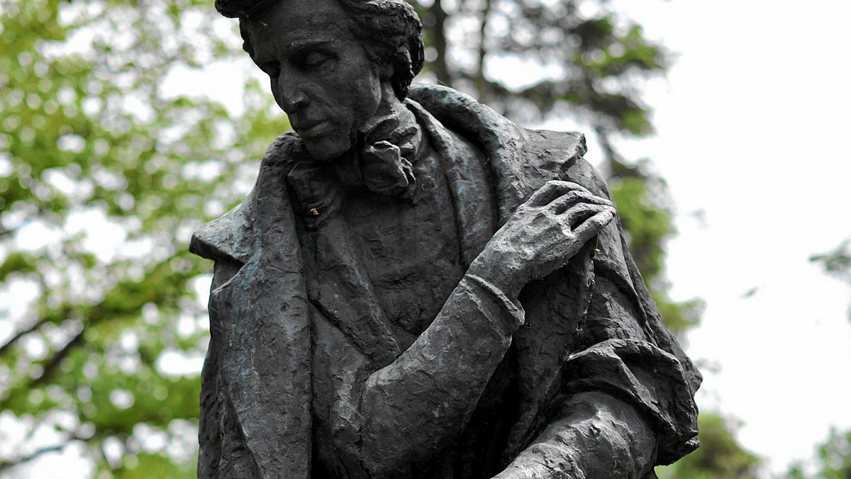 Pomnik najwybitniejszego polskiego kompozytora zostanie odsłonięty w niedzielę w Żelazowej Woli. Drewnianą rzeźbę, której odlew z brązu znajduje się w monachijskim Parku Poetów, wykonał Józek Nowak.