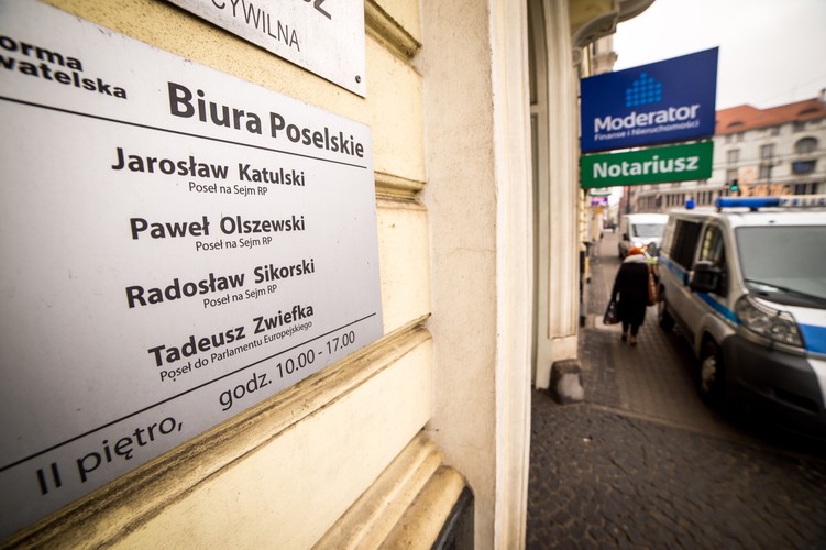 Policja w biurze Radosława Sikorskiego