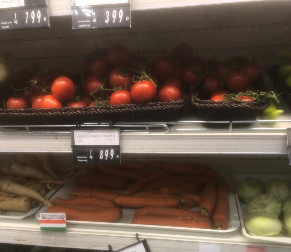 Pomidory (1 kg) 899 forinta (10,86 zł)