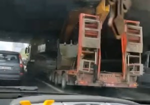Kamion zaglavljen ispod nadvožnjaka
