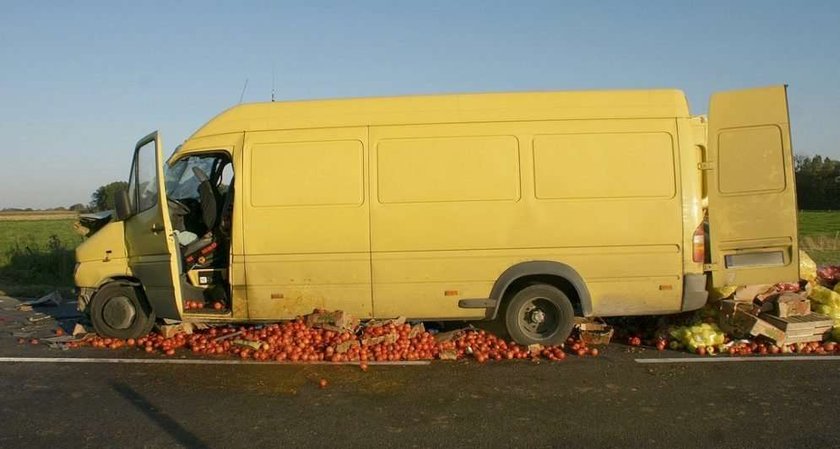 Ale wypadek! Droga pełna pomidorów! FOTO