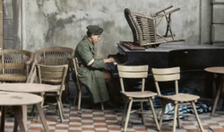 "Mimo strasznych warunków chcieli żyć normalnie". Poruszające zdjęcia z Powstania Warszawskiego