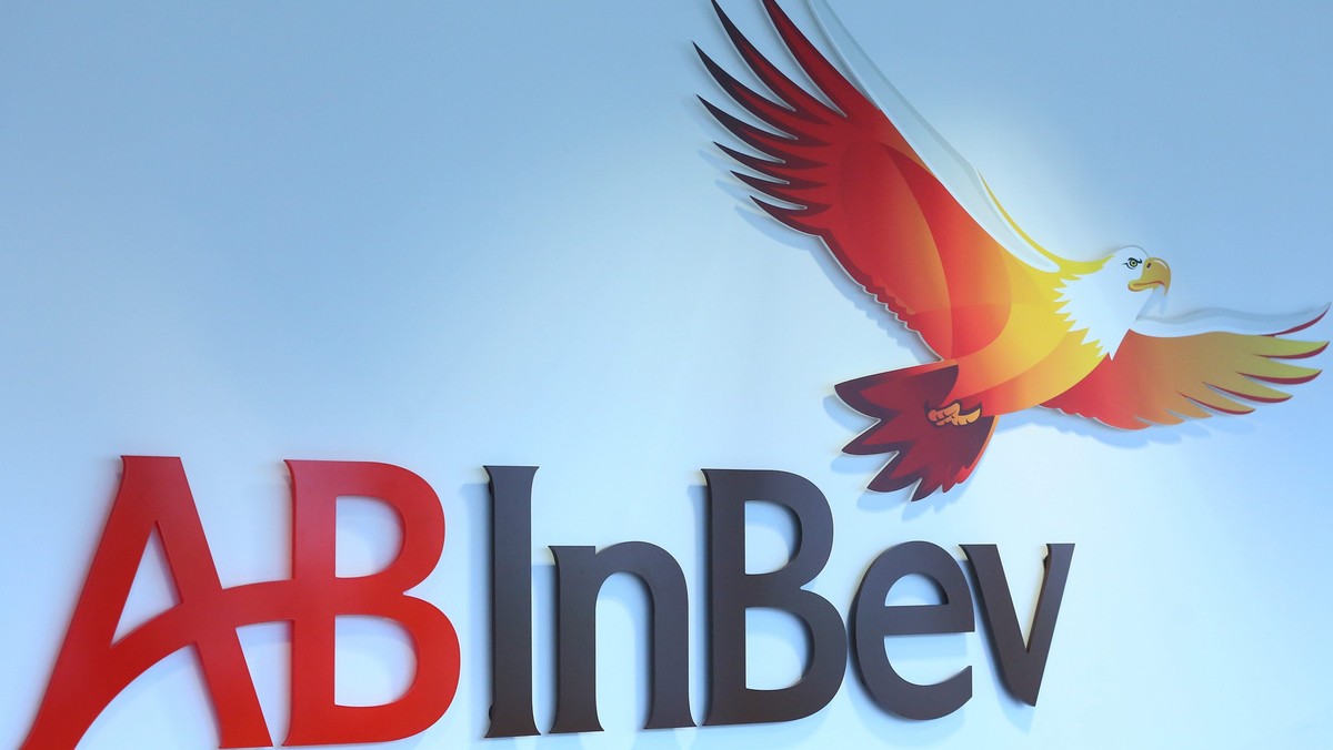 Największa transakcja w historii branży i największy producent piwa na świecie - belgijski Anheuser-Busch InBev przejmie brytyjskiego SABMillera. Wartość transakcji to 69 mld funtów (ok. 106 mld dol.). Nowa grupa browarnicza będzie warta 275 mld dol. i będzie dostarczała na rynek co trzecie piwo na świecie. W reakcji na informację, kurs akcji SABMillera wzrósł o 8,5 proc.