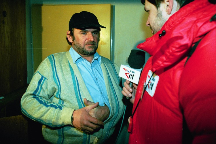 Mieczysław Wachowski na torze łyżwiarskim na warszawskich Stegnach, w czasie Wyścigów Motocyklowch na Lodzie; luty 1996 rroku