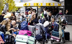 Wściekli pasażerowie odmawiają opuszczenia lotniska w Rotterdamie. "Atmosfera jest ponura"