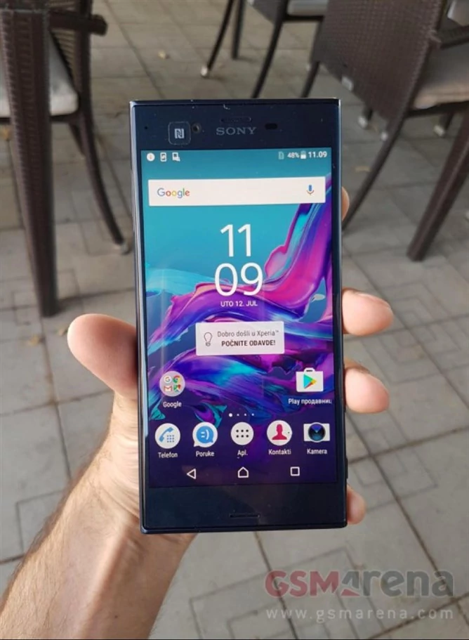 Sony Xperia F8331 z włączonym ekranem