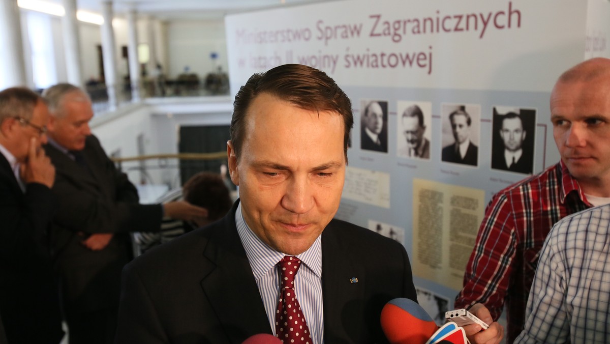 Szef MSZ Radosław Sikorski zaapelował dziś do wszystkich stron konfliktu na Ukrainie, aby przynajmniej na czas wyborów prezydenckich zaplanowanych na 25 maja, odłożyć broń i umożliwić narodowi ukraińskiemu dokonanie wyboru.