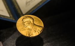 Medal noblowski na sprzedaż. Pieniądze pójdą na rzecz ukraińskich uchodźców