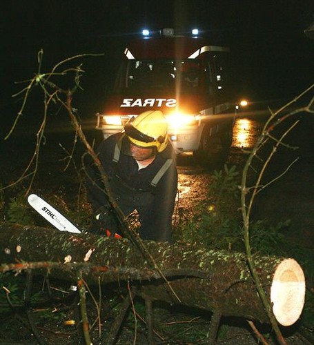 Murzasichle (k/Zakopanego), 24.08.2007. Strażacy usuwają z drogi powalone drzewa, które zablokowały ruch. W nocy z 23 na 24 bm. przez część Podhala przeszła nawałnica, porywisty wiatr łamał drzewa, które następnie tarasowały drogi. (gm/mae) PAP/Grzegorz Momot