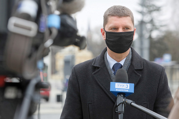 Białystok, 02.04.2021. Wiceminister edukacji i nauki Dariusz Piontkowski podczas wypowiedzi dla mediów po zakończeniu uroczystości złożenia kwiatów przed pomnikiem św. Jana Pawła II w Białymstoku, 2 bm. Trwają obchody 16. rocznicy śmierci św. Jana Pawła II. (ar/amb) PAP/Artur Reszko