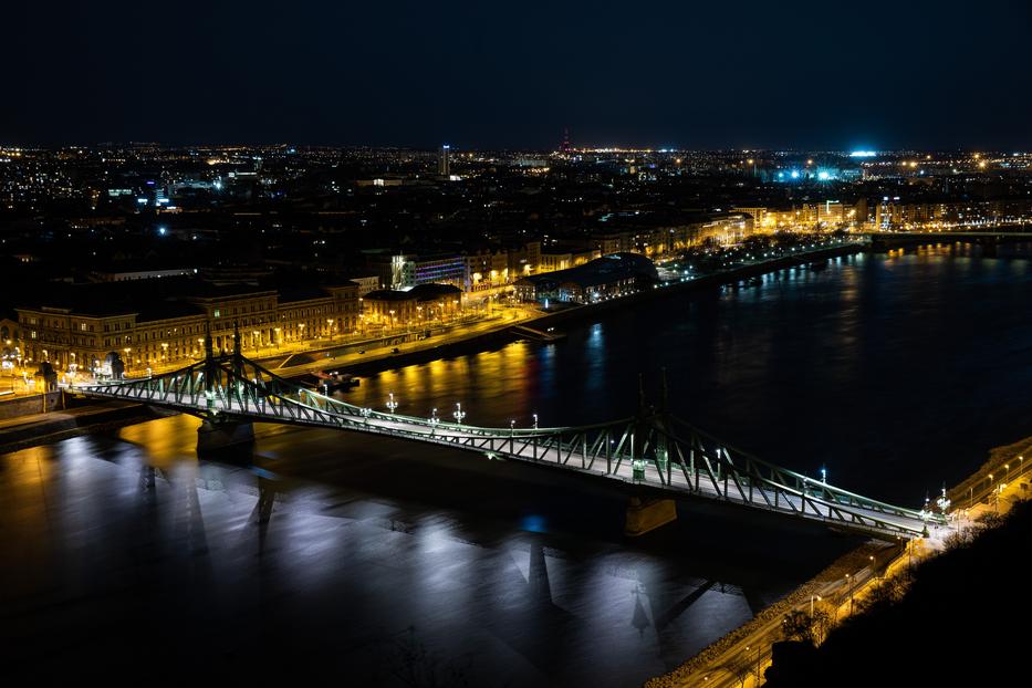 Eddig csak a Föld napján kapcsolták le a díszkivilágítást Budapesten, de közel az idő, amikor egyszerűen nem lesz villany /Fotó MTI/Mohai Balázs